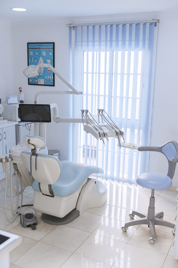 interior-clinica-dental-equipos-modernos-odontologia_23-2147879165
